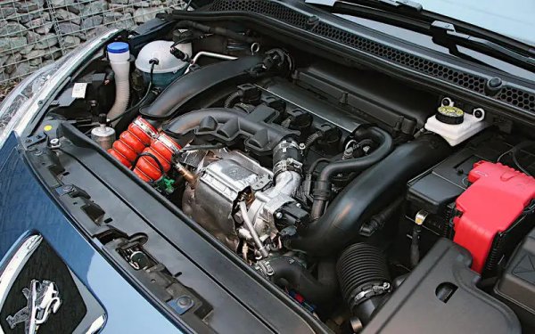 BMW и PSA си сътрудничиха при направата на четирицилиндровия бензинов двигател Prince, който се предлагаше в различни варианти и със или без турбокомпресор в няколко модела BMW, Citroen и Peugeot, както и в повечето MINI.

1,6-литровият турбо вариант е обявен за най-добър в класа от 1,4 до 1,8 литра в продължение на осем години от 2007 до 2014 г.