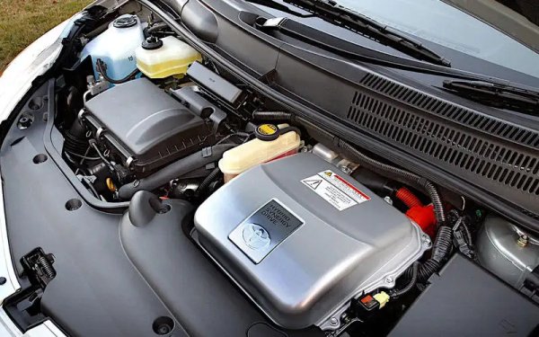 Toyota спечели цялостната награда през 1999 г. с 1,0-литровия двигател, използван в Yaris, а пет години по-късно стана първият производител, който направи това два пъти благодарение на 1,5-литровия агрегат (на снимката), който заедно с електрически мотор задвижваше Prius хибрид. Последният е най-успешният двигател на Toyota в списъка, спечелвайки общо 12 награди, включително през 1999 и 2000 г., когато беше част от малко по-различна хибридна система.

Други победители на Toyota са с обем до или под 1,3 литра, или са използвани в хибридни автомобили. Изключение прави 1,8-литровият бензинов агрегат, използван в Toyota Corolla и Celica, както и Lotus Elise и Exige, който спечели в категорията от 1,4 до 1,8 литра през 2002 г.