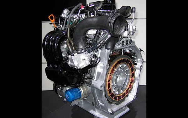 Победителите на Honda покриват изумителна гама, от 1,0-литровия трицилиндров двигател (на снимката) в първото поколение хибрид Insight до 3,5-литровия V6 във второто поколение NSX. V6 може да изглежда по-привлекателен за някои от нас, но спечели само една награда. 1.0 взе 11. Той беше първият като цяло през 2000 г., най-добрият икономичен / екологичен двигател от тогава до 2002 г. и беше най-високо оцененият агрегат до 1,0 литра всяка година от 2000 г. до 2006 г.

Други победители включват първия дизел на Honda (победител в класа за висока мощност през 2005 г.) и 2,0-литровия VTEC двигател &ndash; както е монтиран на спортния автомобил S2000 &ndash; който печели категорията от 1,8 до 2,0 литра всяка година от 2000 до 2004 г.