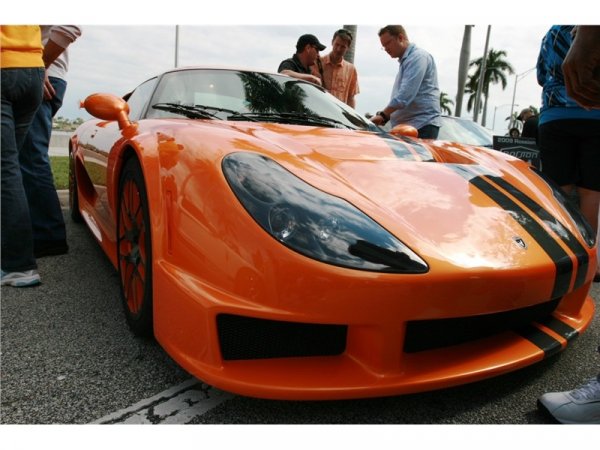 Захранва се от бензинов V6 турбо агрегат - Ford Duratec