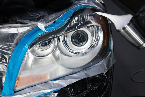 Много от серзините се опитват да избегнат ремонта на LED-оптика, като вместо това предлагат закупуване на нов елемент, който обикновено е доста скъп. В същото време блокът за управление на LED-фаровете може да бъде възстановен чрез разглобяване на корпуса и повторно запояване на дефектните елементи. Така поправката на светлините ще излезе 10 пъти по-евтино в сравнение със замяната на увредения фар.