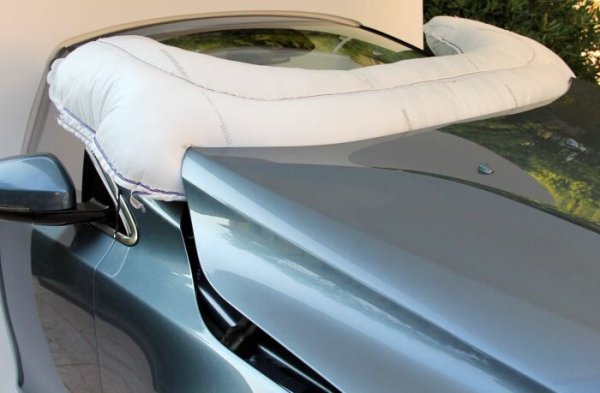 Какво ли не се опитваха да правят инженерите по предната част на автомобилите, за да увеличат шансовете за оцеляване на пешеходеца при удар. Апотеозът на еволюцията на защитните елементи бяха външните въздушни възглавници, които се появиха преди няколко години на Volvo XC40. Истината е, че ползата от този еърбег се оказа почти никаква, защото  повечето случаи контактът между автомобила и пешеходеца е твърде болезнен за втория.