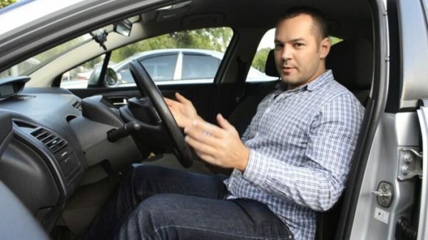 Инженерите многократно са се опитвали да извадят клаксона някъде извън волана. Най-фрапиращият опит бе направен не толкова отдавна - върху един от страничните превключватели за мигачите. Оказа се, че това разположение съвсем не е удобно и ергономично.