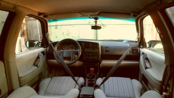 Идеята за автоматични предпазни колани, които притискат тялото на шофьора веднага след като той затвори вратата, беше достатъчно добра. Но както често се случва в такива случаи - изпълнението разочарова. Системата се оказа абсолютно недомислена. Най-лошото от всичко е, че не позволява да се извършват дори елементарни действия в салона, освен шофирането на автомобила.