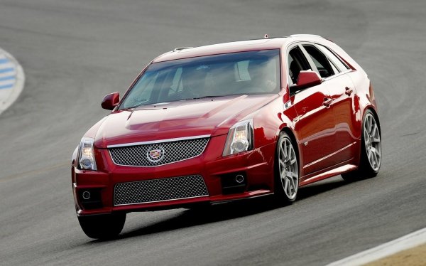 Един от най-ярките представители на американската школа е Cadillac CTS-V Sport Wagon от 2010–2014 г. Този автомобил стана първото масово произвеждан „напомпано“ комби в САЩ и беше оборудвано със свръхмощен 6,2-литров V8 двигател с компресор, развиващ 563 к.с. и 747 Нм въртящ момент. В комбинация с шестстепенна автоматична или ръчна скоростна кутия, той осигуряваше ускорение до 100 км/ч за по-малко от 4 секунди. 