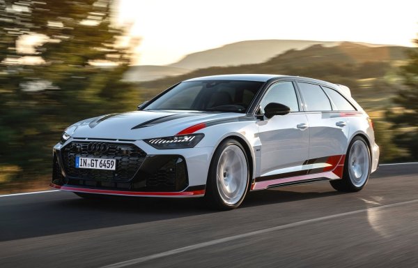 Друг достоен представител на сегмента е Audi RS6 Avant GT 2025. Четвъртото поколение RS6 отдавна се смята за еталон за „напомпано“ комби. GT версията предлага специална боя, карбоново-керамични спирачки, лека конструкция и мощен 4.0-литров битурбо V8 двигател, произвеждащ 630 к.с. На това комби са му нужни само 3,2 секунди, за да ускори от 0 до 100 км/ч, което го прави един от най-бързите автомобили в този сегмент. 