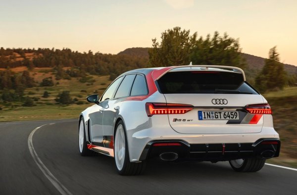 То също така е и едно от най-редките, тъй като германската марка ще произведе едва 660 бройки. Автомобилът получава специално калибрирано шаси и различни настройки на задния диференциал. Освен това, за първи път в историята на модела, окачването има ръчно регулируеми амортисьори, като пътният просвет е намален с 10 мм в сравнение с останалата част от гамата RS.