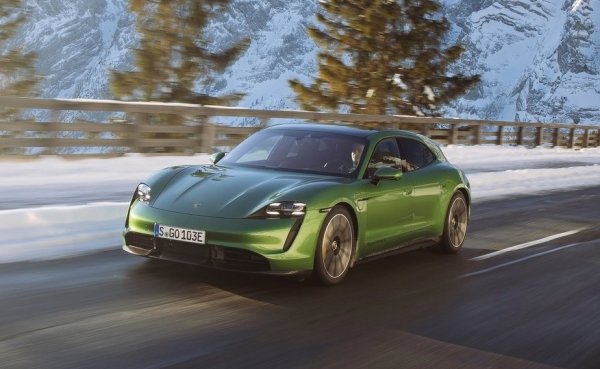 Няма как подобна класация да мине без един от представителите на електрическата революция, която е обхванала най-големите автомобилни производители - Porsche Taycan Sport Turismo Turbo S. Това комби може да се похвали с двигател с мощност 950 к.с., който позволява ускорение до 100 км/ч за невероятните 2,4 секунди. 