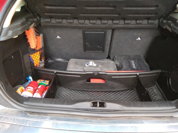 Невинаги е възможно да се поставят меки неща в багажника. Това може да остави драскотини по пластмасовите части. Изглежда, че е по-рационално да се използва мека кожа за облицовка, но път тя трудно може да бъде измита, така че намирането на универсално решение на този проблем засега изглежда невъзможно.