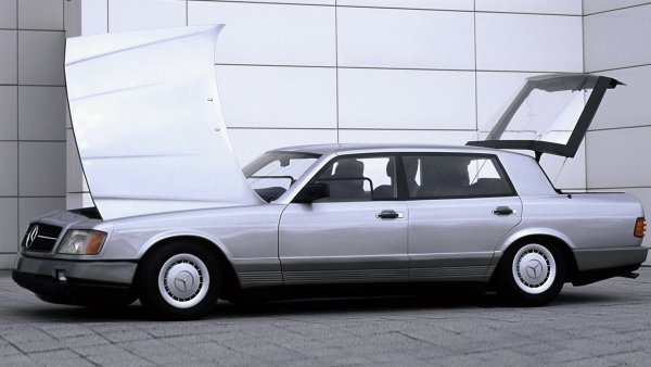 Този модел се появи преди 40 години, като е създаден по идея на Федералното министерство на изследванията и технологиите на Германия. През 1980 година то пуска специални проект Auto 2000, чиято цел е създаване на икономичен автомобил с разход да 11 л/100 км, тегло до 2150 кг, товароподемност над 400 кг и просторен салон за 4 човека.

Mercedes-Benz се включва в инициативата на чиновниците, като създава необичаен модел с 5 врати и с коефициент на черно съпротивление 0,28. За постигането на зададените от властите показатели германците подготвят цели 3 различни двигателя.