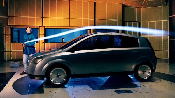 Повечето детайли са от алуминий, а магният в конструкцията на каросерията позволява допълнително намаляване на теглото. Прототипът тежи 750 кг., като с 3-цилиндровия двигател от Opel Corsa с мощност 60 к.с., харчи 3,85 л/100 км. Въпреки скромния обем на резервоара &ndash; едва 30 литра, автомобилът изминава близо 800 км с едно зареждане. Голяма част от технологиите при този прототип по-късно са използвани от инженерите на Opel при направата на първата Meriva.