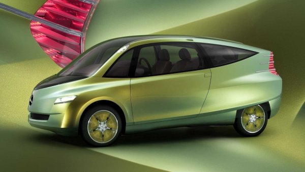 По същото време търсещите вдъхновение дизайнери от Щутгарт решават да погледнат към природата, като заложат на най-съвременни технологии. В полезрението им попада странна заради формата си на куб и жълтия си цвят риба, известна като &bdquo;Жълта кутия&ldquo; (Ostracion Cubicus). Тя обитава Индийския и Тихия океан.

Невероятната обтекаемост на нейното цяло е пренесена върху концептуалния автомобил със странна форма и нестандартни пропорции. Може да изглежда смешна, но тази машина има рекорден коефициент на челно съпротивление &ndash; 0,19. Същото постига и еко-мобилът Volkswagen XL1, който се появява години по-късно.