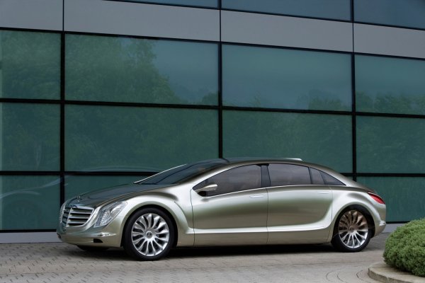 Само две години след появата на приличащия на риба прототип Bionic в Щутгарт е създаден още един концептуален модел &ndash; странният на вид четириврат F700. Компанията прави този автомобил не за да бъде красив, а за да спечели титлата &bdquo;най-икономичен голям седан&ldquo;.

Дължината на прототипа е 5,18 метра, а задвижването му става с хибриден агрегат. Под капака е поставен 1,8-литров бензинов турбодвигател с 4 цилиндъра, развиващ 238 к.с., който получава помощ от електромотор на задната ос с 20 к.с. F700 ускорява от 0 до 100 км/ч за 7,5 секунди, развива до 200 км и харчи 5,3 л/100 км.