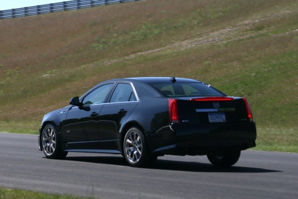 Спортния седан разполага с активно окачване и подобрена стабилизираща програма. 