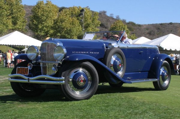 През 20-те тази американска компания искаше да се пребори с европейските Rolls-Royce и Hispano-Suiza в свръхлуксозния сегмент. SSJ е наистина забележителен автомобил за онази епоха, а Чарли Чаплин е сред първите купувачи. Голямата депресия обаче унищожава компанията. През 2018 един SSJ от 1935 се продаде за цели 22 млн. долара. 
