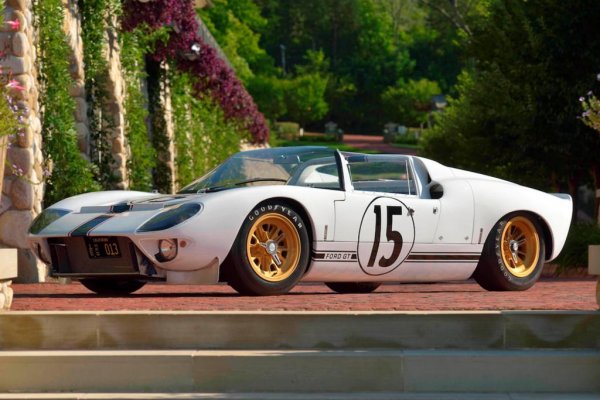 Първата суперкола в историята на Ford е легендарният победител в Льо Ман GT40. През 2012 една от малкото запазени бройки се продаде за 11 млн. долара. Сега рекордът може и да падне, защото се продава една от действителните състезателни машини от първото участие в Льо Ман през 1965.
