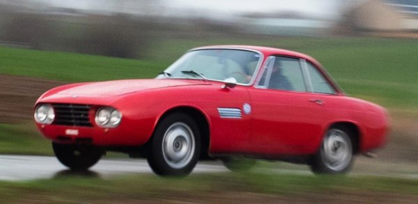 През 1962 г. OSCA представя 1600 GT2, който може да се определи като върховата точка на елегантността в гамата на марката. Автомобилът е предназначен за нормалните пътища и е проектиран от Джовани Микелоти, един от най-уважаваните дизайнери на епохата.

1600 GT2 използва плавни линии, които създават усещане за движение дори когато автомобилът е спрял. Предната част с тънка решетка и двойни фарове преминава в хармоничен силует, който впечатлява със сдържан лукс. Задната част с компактни стопове и скосен капак на багажника завършва цялостната композиция.

Автомобилът е истинска демонстрация на италианския стил, при който всеки детайл е подчинен на естетиката и комфорта. Произведени са само 50-60 екземпляра, което го превръща в още по-желан модел за колекционерите.
