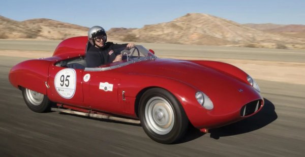 Представеният през 1957 г. OSCA 750S е създадена за състезанията с малолитражни автомобили. Моделът показва по впечатляващ начин как компактните размери и ниското тегло могат да вървят ръка за ръка с елегантния дизайн.

Откритата каросерия е проектирана с мисъл за аеродинамиката и използва прости, но изчистени линии. Тясната радиаторна решетка и заоблените форми придават на автомобила приятелски, но решителен характер.

750S не е просто състезателна кола. Тя е пример за стремежа на OSCA да създава красиви автомобили дори когато правилата и техническите ограничения оставят малко пространство за творчество.
