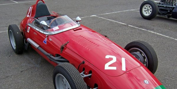 Представеният през 1960 г. OSCA 1100 FJ е създаден за Формула Junior - състезателна категория, предназначена да даде път на младите пилоти към по-високите класове. Автомобилът използва 1,1-литров двигател и типичната за едноместните състезателни машини конструкция - открит кокпит, тясна каросерия и плавни аеродинамични форми.

Дизайнът е подчертано функционален, но не за сметка на естетиката. Компактните размери и изчистените линии правят 1100 FJ елегантен пример за това, че състезателният автомобил също може да бъде красив.
