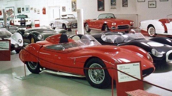 Представеният през 1959-1960 г. OSCA 2000 Desmodromico е един от технически най-интересните модели на марката. Той използва 2-литров двигател с десмодромен механизъм за управление на клапаните - технология, която по това време е изключително рядка.

Това показва техническите възможности на братята Мазерати, но автомобилът впечатлява и визуално. Каросерията, разработена от Morelli, използва модерни за епохата форми с плавни линии, интегрирани фарове и елегантен силует. 2000 Desmodromico съчетава техническо новаторство и италианска естетика в един автомобил.

