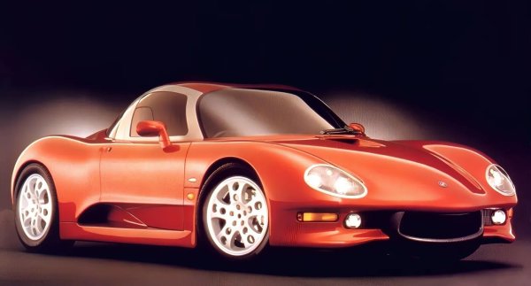 През 1998 г. се появява OSCA 2500GT Dromos - опит да се възроди марката в модерната автомобилна епоха. Моделът използва 2,5-литров двигател и комбинира характерни за историческите OSCA елементи с по-съвременен дизайн и технологии.

Дългият преден капак, късата задна част и агресивно оформените фарове придават динамичен облик, докато цялостната концепция препраща към наследството на марката. 2500GT Dromos не е просто упражнение по носталгия. Той показва как дизайнерската философия на OSCA може да бъде пренесена в края на XX век.

