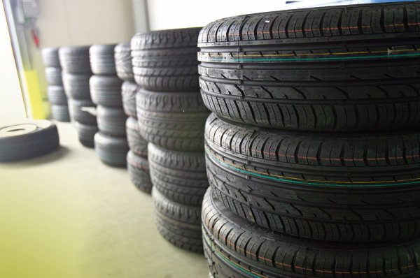 Интелигентните гуми ще предоставят на водачите и операторите на парковете с автономни превозни средства информация в реално време за дълбочината и температурата на протектора. Гумата Contisense на Continental, например, използва електропроводими каучукови съединения, които непрекъснато следят гумата и изпращат сигнал, ако тя се движи извън нейните безопасни граници. Ако нещо проникне в протектора или страничната стена на гумата, незабавно се изпраща предупреждение, докато сегашните системи за наблюдение на налягането в гумите просто издават такова, когато то падне под определено ниво. Гумата Contisense е работеща концепция в стадий на разработка и се твърди, че няколко автомобилни производители вече преговарят с компанията за използването на тази технология.