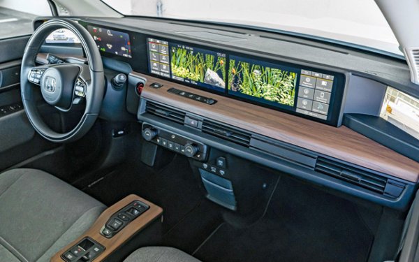 Това е един от най-напредналите технически и футуристични салони сред японските иновации. Естественото дърво в декорацията тук е съчетано с изобилие от сензорни дисплеи, те заемат централно място в целия интериор. Седалките са много удобни и ергономични, особено предните.
