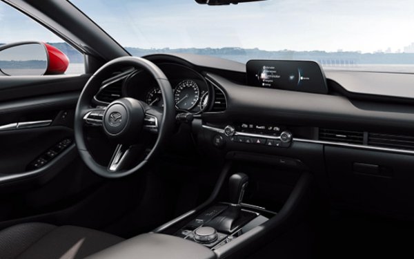 Новата Mazda съчетава в кабината си всичко, от което един съвременен автомобил се нуждае за комфортно и запомнящо се пътуване. Оригинална цветова схема, преден подлакътник с отделение, дисплей в центъра на конзолата са все фактори, значително подобряващи комфорта. Въпреки факта, че интериорът е много удобен и модерен, можем да кажем, че е направен в минималистичен стил - нищо излишно, което да отвлича вниманието.
