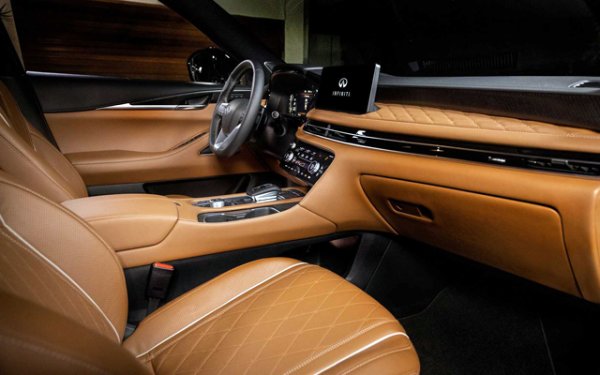 Infiniti винаги е имал готин интериор, а QX60 стана още по-впечатляващ. Той е луксозен и ултра модерен. Производителят смята, че комфортът и луксът трябва да са налични независимо къде се намирате по време на пътуването - на предната седалка или на третия ред. Всички контроли са поставени много внимателно.
