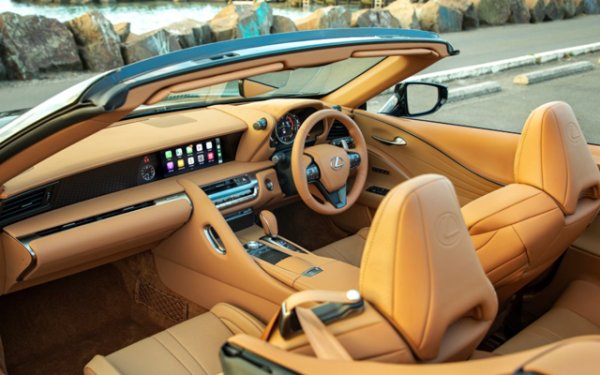 Този модел напълно отговаря на статуса на луксозен клас, а в декорацията на просторния му интериор са използвани първокласни материали: кожа, алуминий, въглеродни влакна. Арматурното табло изглежда елегантно, използваната кожа в тапицерията е мека и приятна на допир. Спортните седалки позволяват на водача да заеме най-удобната позиция за шофиране, а на 8-инчовия дисплей той може да види всички данни за работата на двигателя, скоростта и т.н.
