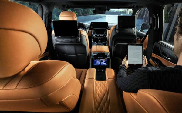 Обновеният Lexus LX600 стана още по-удобен и приятен, благодарение на просторния и елегантен интериор. Ако в базовата версия моделът получи само 2 реда седалки, то по-луксозните конфигурации имат трети ред, който позволява на седем души да пътуват удобно. В купето има три дисплея, разположени на предната конзола, плюс два дисплея за пътниците отзад.
