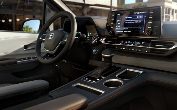 Триредов миниван с много удобен и стилен интериор. Качествето на изработка е на върхово за марката ниво. Автомобилът разполага с три или четиризонов климатик, дисплеи за пътниците отзад, аудио система JBL, вградена Wi-Fi точка за достъп и USB портове на всеки ред седалки.
