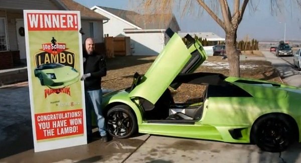 <p>Това е американецът Дейвид Доп, който спечели чисто ново Lamborghini Murcielago и го потроши само няколко часа по-късно.<br /><br />&bdquo;Нямах никакви шансове да я овладея, тя просто започна да се върти, след като се опитах да взема един завой &ndash; обясни той. &ndash; Не мисля, че вината е моя. Мисля, че съм добър шофьор, защото все пак с това си вадя хляба от години&rdquo;.<br /><br /><a href="http://www.automedia.bg/news/article_15161.html" target="_blank"><strong>Виж още</strong></a></p>