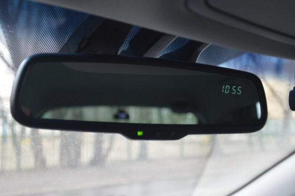 Пак на тази същата Toyota Mark II, но вече през 1982 г., за първи път се появи огледало за обратно виждане с функция за автоматично затъмняване. Тази функция може да бъде класифицирана като изключително полезна дреболия. Само че за да се накара тази "дреболия да работи", трябваше да бъдат приложени най-модерните разработки в електрониката по онова време.