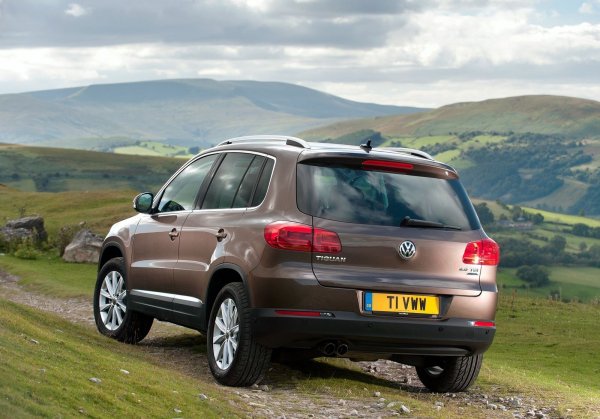 Окачването на този Tiguan често се определя като "близко до идеалното", като това важи за всички детайли, включително и задната мулти-линк връзка, тъй като те изкарват без повреди до 150 000 км. Понякога се износват предните сайлент-блокове, а също така и връзките на стабилизатора.