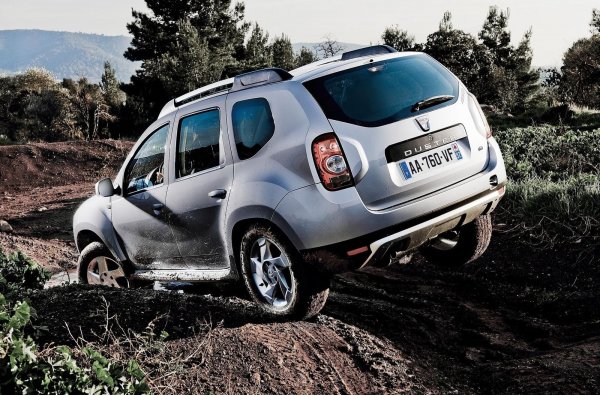 Кормилната рейка също издържа доста време, но основният плюс на Duster е ниската цена на резервните части. Разбира се, оборудването е по-слабо от това на останалите автомобили в списъка, но пък това е нормално. Като цяло, за препоръчване са бензиновите версии, тъй като дизелът е много чувствителен на гориво. Скоростните кутии изкарват до 200 000 км.