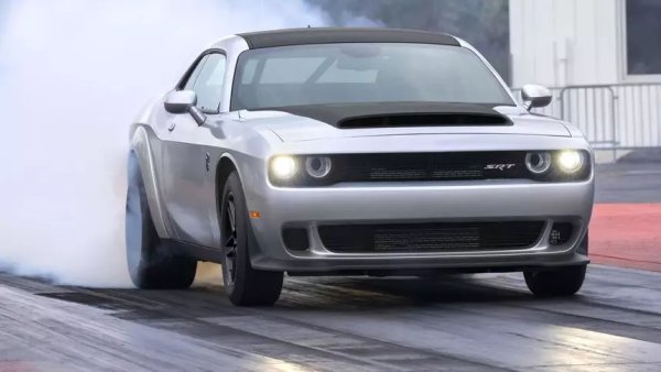 В цялата история на индустрията всички производители на спортни автомобили преследват рекорда за ускорение от място до 100 км/ч. С подобряването на технологиите, появата на по-добрите гуми и по-мощните двигатели, ускорението се превърна в основен приоритет при създаването на нов спортен автомобил. Американската любов към драг състезанията допринесе за манията на местните производители да създадат най-добрата кола по този показател.

Наред с рекордите за ускорение, друг показател, върху който производителите на автомобили започнаха да се фокусират, беше времето за изминаване на четвърт миля (402 метра). Масълкарите успяха и на двата фронта. 
