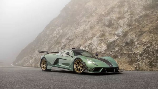 Въпреки името си, рекордът на половин миля (804 м) не е версия на състезанието на четвърт миля, измерено на по-голямо разстояние. Това е измерване на максималната скорост, постигната на половин миля.

Този рекорд принадлежи на хиперавтомобила Venom F5 на Hennessey, кръстен на най-мощната и разрушителна категория торнадо. Докато торнадо по скалата F5 може да развие скорост над 500 км/ч, Venom F5 още не е достигнал тази граница. Една от целите на Hennessey е обаче да преодолее бариерата от 480 км/ч.
