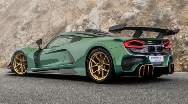 Първите тестове на Venom с новия аеродинамичен пакет завършиха с катастрофа, но следващите опити бяха по-успешни. Американският състезател Дейвид Донахю беше нает от Hennessey като тест пилот и по време на изпитанията той постигна максимална скорост от 357 км/ч, поставяйки нов рекорд за най-бързо разстояние на половин миля.

Дори неподготвената прашна настилка на пистата и високата температура на въздуха от 30 градуса по Целзий не можаха да попречат за поставянето на този рекорд. Така Venom F5 успя да надмине Rimac Nevera и Bugatti Chiron Super Sport.
