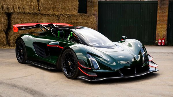 21C изкачи хълма за 48,82 секунди. Зад волана беше пилотът Крис Уорд. Той успя да постави рекорд на същия хълм миналата година, но с електрически Rimac Nevera - 49,32 секунди. Постижението стана още по-впечатляващо поради това, че Czinger 21C се удари в купа сено, в резултат на което едно от страничните огледала почти се откъсна. Това означава, че високоскоростното изкачване на хълма беше направено с аеродинамични проблеми.
