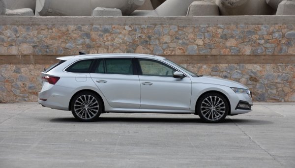 Всъщност в ценовата листа на Skoda вече няма Octavia с 4х4, а само Octavia Combi, така че сравнението с предишни години не е съвсем коректно. Стартовата цена е за двулитров турбобензин със 190 коня и 7-степенен автоматик с двоен съединител. 

Цена през 2022: 57 910
Цена през 2021: 52 600
Цена през 2020: 44 400 
