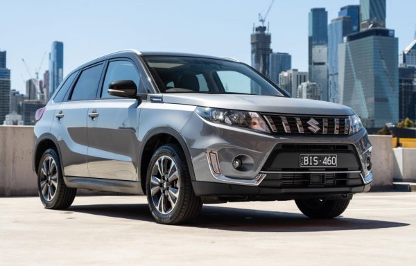 Най-достъпната версия на Vitara със системата Allgrip се предлага с 1.4-литров бензинов Boosterjet мотор с 48-волтова хибридна система, който развива 129 конски сили, и с ръчни скорости. В ниво на оборудване GL+ автомобилът има климатроник, адаптивен круиз контрол, LED светлини, релси на покрива, отопление на седалките, 17-цолови алуминиеви джанти, смартфон интеграция и система за следене на сляпата зона. 

Цена през 2022: 54 990 
Цена през 2021: 44 290
Цена през 2020: 41 110 
