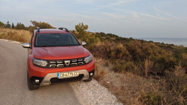 Не беше толкова далеч времето, когато можехте да имате Duster с AWD за около 25,000 лева. Но екологичните изисквания го лишиха от евтините бензинови мотори. Сега стартовият вариант със задвижване на четирите колела ползва 1.3-литровия турбомотор със 150 коня, който Renault и Nissan създадоха съвместно с Mercedes. Цената е за средното ниво на оборудване - Journey, което включва кожен волан, релси на покрива, 17-цолови джанти, автоматичен климатик, круиз контрол и камера за заден ход. Впрочем само срещу 500 лева повече можете да имате същата кола с дизелов мотор и 115 коня мощност. 

Цена през 2022: 40 490
Цена през 2021: 36 820
Цена през 2020: 35 944 