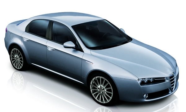 Alfa Romeo 159: страничната линия на автомобила се подчертава от 16, 17 или 18 цолови джанти. 