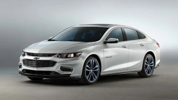 Задвижване: 1,5-литров четирицилиндров турбомотор
Мощност: 163 конски сили
Цена: 26,995 долара (45,082 лева)

Средноразмерният седан влиза в класацията само временно. Производството на Malibu приключи през ноември 2024, но все още има налични нови автомобили. Нивото на комфорт тук е по-високо, отколкото при повечето други модели в този Топ 10. 
ЦЕНА В БЪЛГАРИЯ: Malibu не се предлага у нас от над десетилетие. Дори построеният върху същата архитектура Opel Insignia отдавна е само спомен. 
