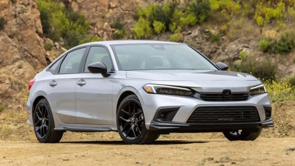 Задвижване: 2,0-литров четирицилиндров двигател
Мощност: 150 конски сили
Цена: 25,745 долара (42,994 лева)

Базовият модел Honda Civic получава леко увеличение на цената за моделната 2026. За тези пари ще получите седан LX с 16-цолови джанти, кабелно свързване със смартфон и основни технологии за безопасност, които да ви пазят на пътя. Ако искате ръчна скоростна кутия, ще трябва да изберете Si, тъй като тя вече не се предлага за базовия хечбек.
ЦЕНА В БЪЛГАРИЯ: В България Civic започва от 69 990 лева, или с 27,000 лева повече. Тукашната версия е хибрид е:HEV. 
