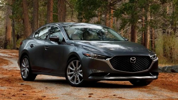 Задвижване: 2.5-литров четирицилиндров двигател
Мощност: 191 конски сили
Цена: 25,335 долара (42,309 лева)

Като говорим за седани, седан версията на Mazda 3 се предлага само за 25 335 долара. Хечбекът струва с 1000 долара повече. На тази цена получавате най-мощния базов двигател в този списък, както и алуминиеви джанти, автоматично включване на фарове с асистент за дълги светлини, чистачки със сензор за дъжд, цифрово арматурно табло и 8,8-инчов централен дисплей със свързаност със смартфон.
ЦЕНА В БЪЛГАРИЯ: Хечбекът започва от 52,990 лева в България със същия 2.5-литров двигател с атмосферно пълнене, но с намалена мощност в сравнение с американската версия (140 к.с.).
