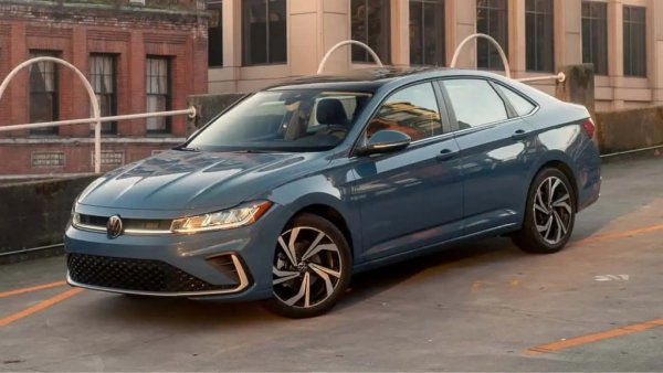 Задвижване: 1,5-литров четирицилиндров турбомотор
Мощност: 158 конски сили
Цена: 23,720 долара (39,612 лева)


Компактното предложение на Volkswagen получава основно обновяване за 2025, което включва ревизиран дизайн и обновена кабина. Базовата версия дава 16-цолови алуминиеви джанти, изцяло LED фарове и задни светлини, цифров кокпит на VW, кожен волан и 8,0-инчов централен сензорен екран с App-Connect. Освен това, това е един от малкото автомобили в този списък със стандартен турбо двигател.
ЦЕНА В БЪЛГАРИЯ: Сглобяваната в Мексико Jetta отдавна не се предлага в България. Сравнимият като размери хечбек Golf започва от 52,514 лева за 1.5 турбо със 150 коня.
