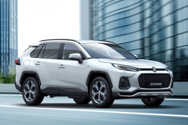 RAV4 PHEV ще се появи и под формата на Suzuki Across, подобно на комбитата Swace и Corolla. Единствената разлика между двата модела ще е в емблемата и елементи по предницата, като се очаква този вариант да е една идея по-евтин от близнака на Toyota.