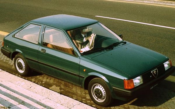 Arna трябва да съчетае най-доброто от италианския и японския дизайн. Само че вместо японците да осигурят техниката и качеството на изработка, а италианците - темперамента и красивия външен вид, се случва тъкмо обратното. Alfa намества 4-цилиндровия си боксер в Nissan Cherry и субкомпактният хечбек трябва да наследи Alfasud. Но моделът не отговаря на стандартите за качество на Nissan, липсва му дизайнът на Alfa и продажбите са едва 61 750 за три години. Alfa и Nissan изключително бързо закриват този проект.